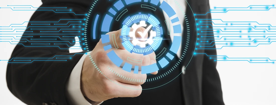 Hand eines Mannes in Anzug, die ein digitales Symbol mit Zahnrädern und Datenströmen zeigt.