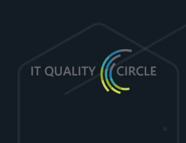 Logo des IT Quality Circle mit bunten, geschwungenen Linien auf dunklem Hintergrund.