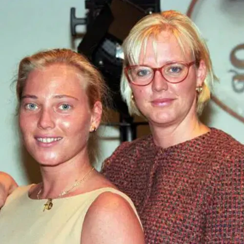 Alexandra und Andrea Werning posieren zusammen mit freundlichem Lächeln in einem Innenraum.