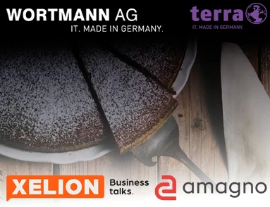 Schokoladenkuchen auf einem Teller mit einer Gabel, umgeben von Logos von WORTMANN AG, XELION und amagno.