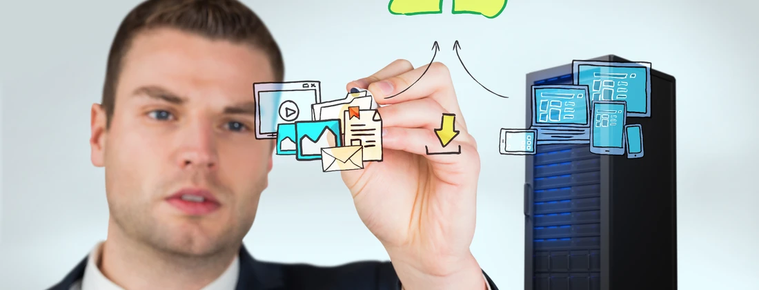 Mann, der Grafiken zur Datenwiederherstellung und IT-Diensten an einem Server zeichnet.