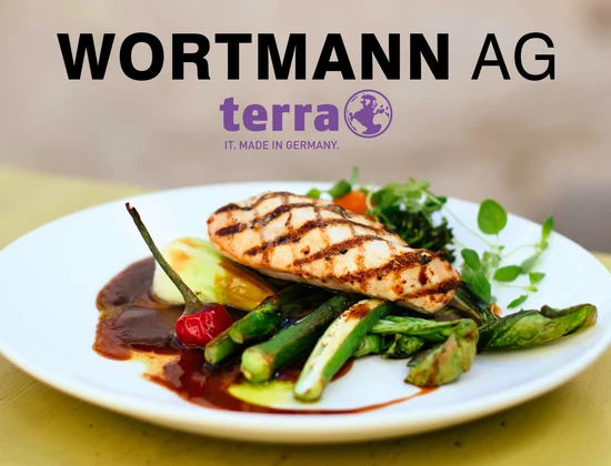 Gegrillter Lachs auf einem Teller mit Gemüse und Sauce, präsentiert von WORTMANN AG.