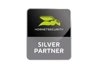 Hornet Security Silver Partner Logo mit grünem Hornet-Symbol auf grauem Hintergrund.