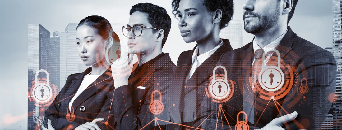 Vier Personen in Anzügen stehen nebeneinander, umgeben von grafischen Sicherheitssymbolen und Netzwerkverbindungen.