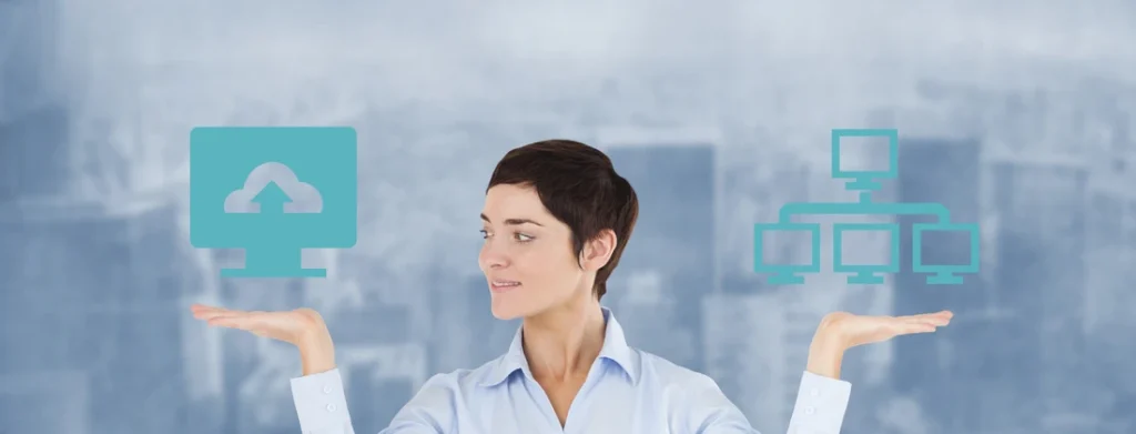 Frau mit kurzen Haaren hält zwei Symbole in den Händen, die Cloud- und lokale Datenspeicherung darstellen.