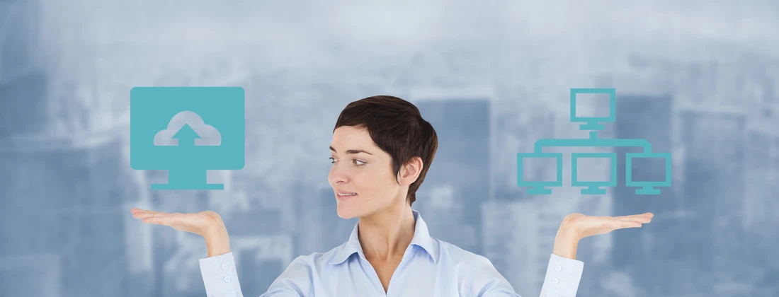 Frau mit kurzen Haaren hält zwei Symbole in den Händen, die Cloud- und lokale Datenspeicherung darstellen.