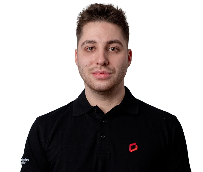 Manuel Severin in schwarzem Polohemd mit rotem Logo, frontal aufgenommen.