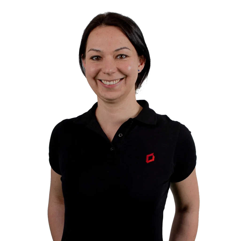 Maria Forsch lächelt in einem schwarzen Poloshirt mit rotem Logo auf der linken Brustseite.