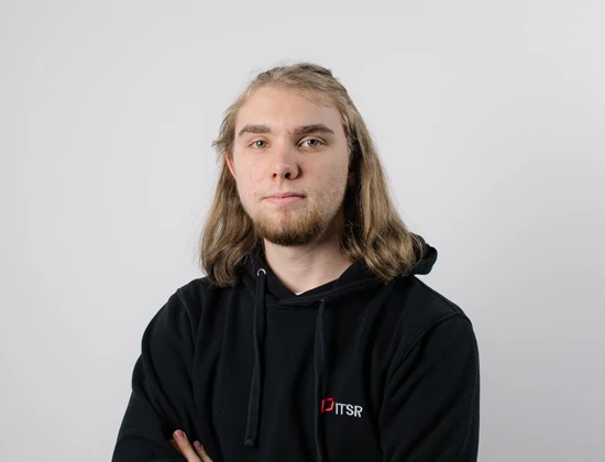 Joshua W. trägt einen schwarzen Hoodie mit dem Logo von ITSRP und hat lange Haare.