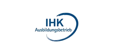 Logo der IHK Ausbildungsbetrieb mit blauer Schrift und grafischem Element.