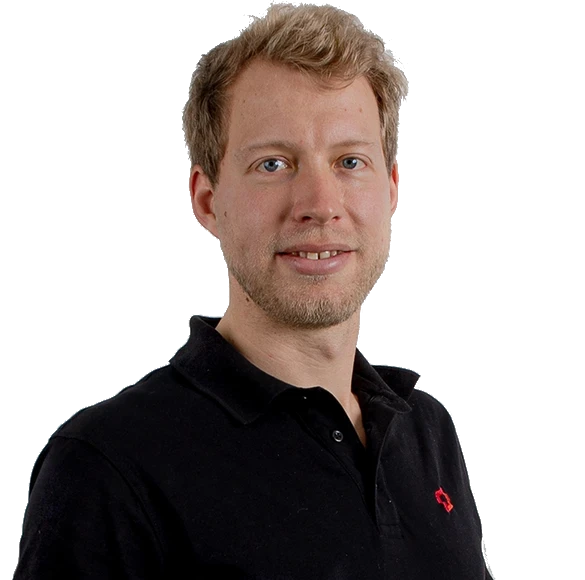 Jan mit blonden Haaren und Bart, trägt ein schwarzes Polohemd mit Logo.